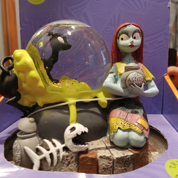 Nightmare before Christmas Sally Halloween light up musical snow globe - Picture 4 of 5